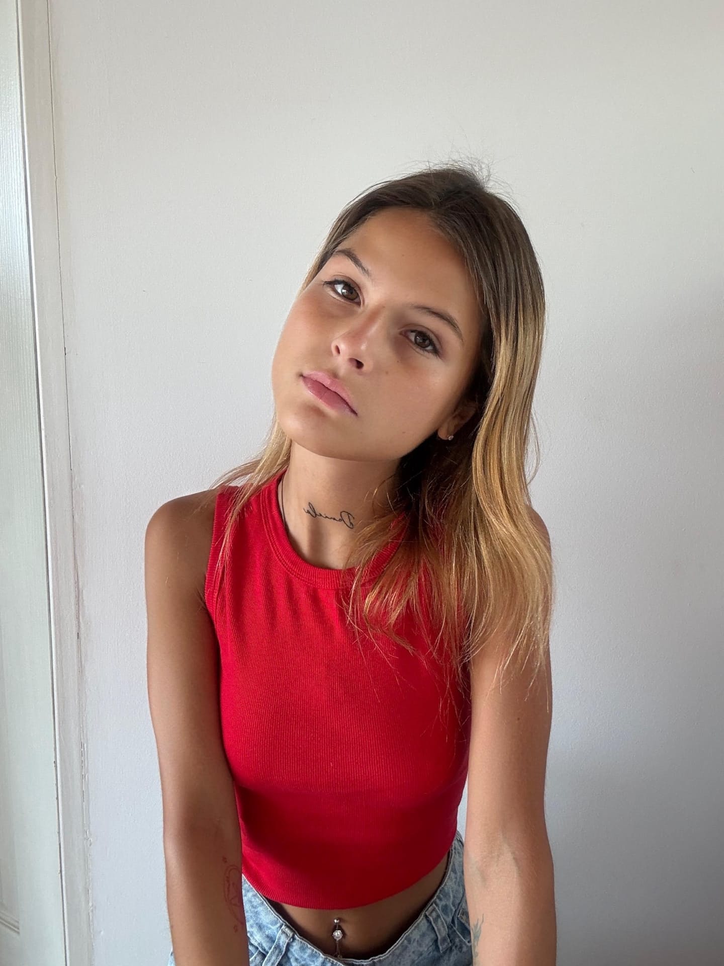 Tetovált szőke lány fehérneműben mutatja vékony testét, Tiny Lana Onlyfans - Apró, Barátnő, Szelfi - 9. kép