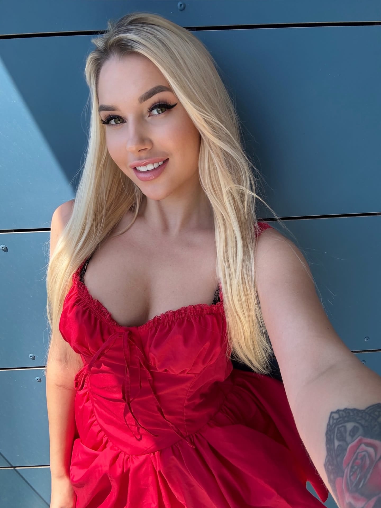 Vékony szőke szépség forró OnlyFans fotói - Popsi, Lábfej, Ukrán - 4. kép