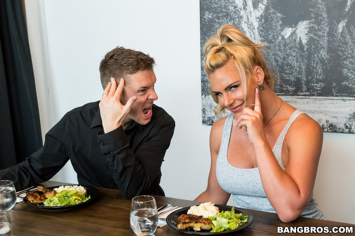 Jade Jantzen szenvedélyes hármasban barátjával és mostohaanyjával