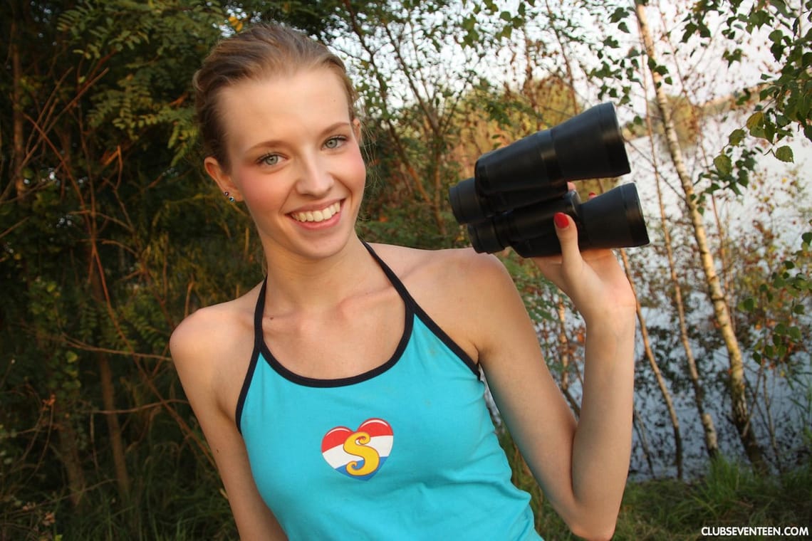 Angyal I szexi popsija és szoknyás bája a Club Seventeen galériájában