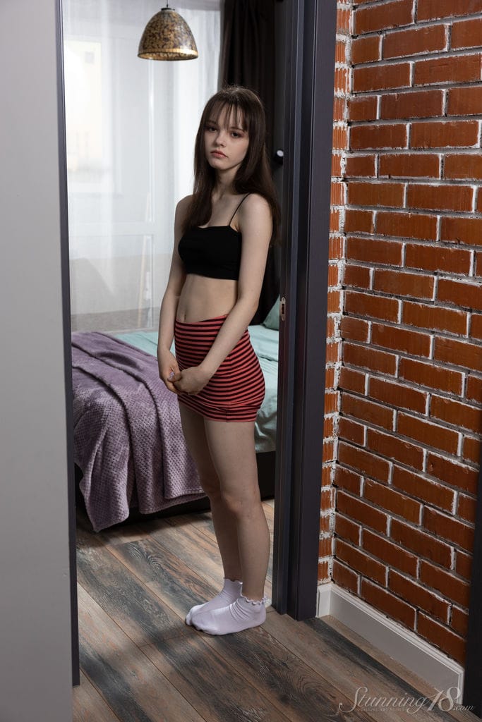 Dakota Baba csodás pózban, elbűvölő bájjal és stílussal.