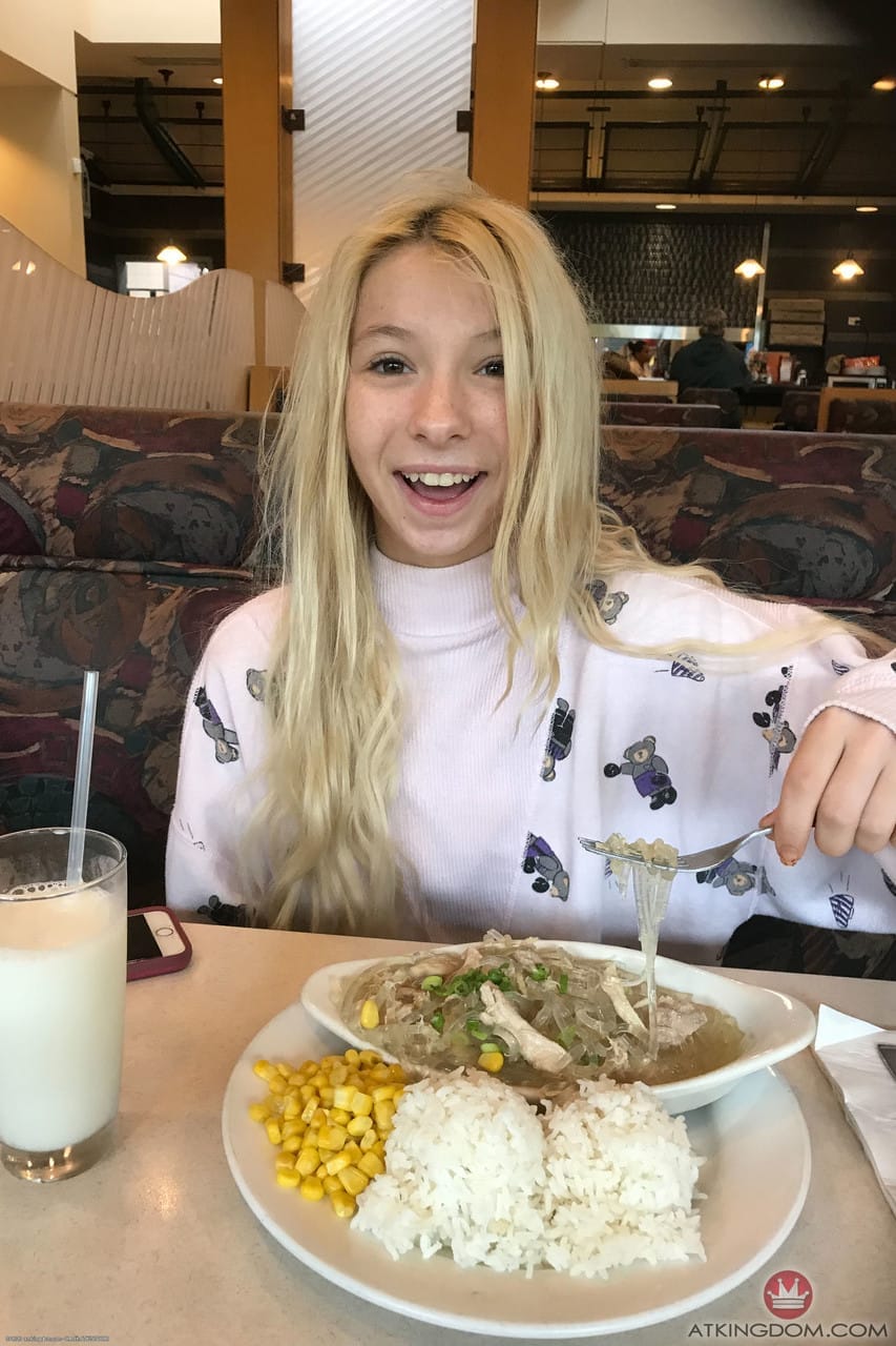 Kenzie Reeves bájos és fiatalos szépsége a galériában.