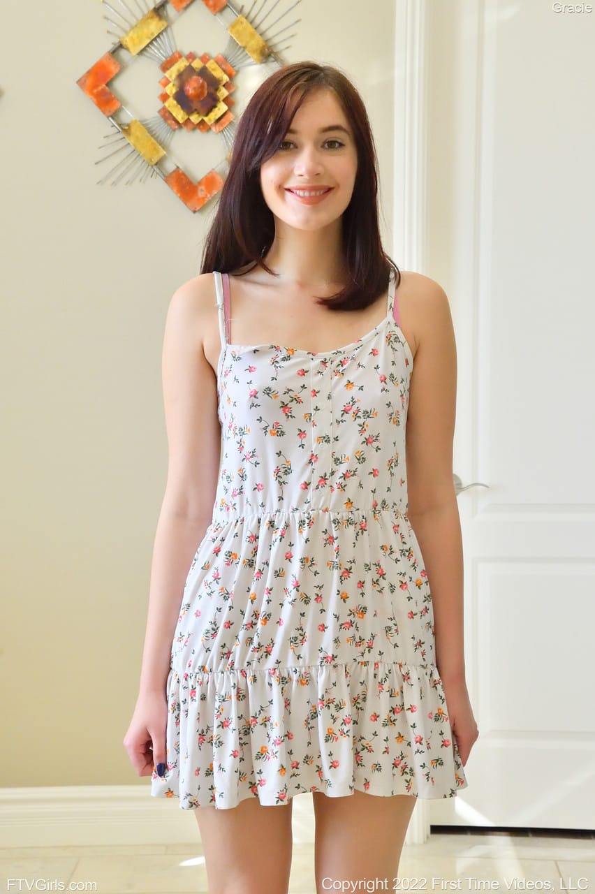 Gracie Mayy gyönyörű popsija és izgalmas gumijátéka