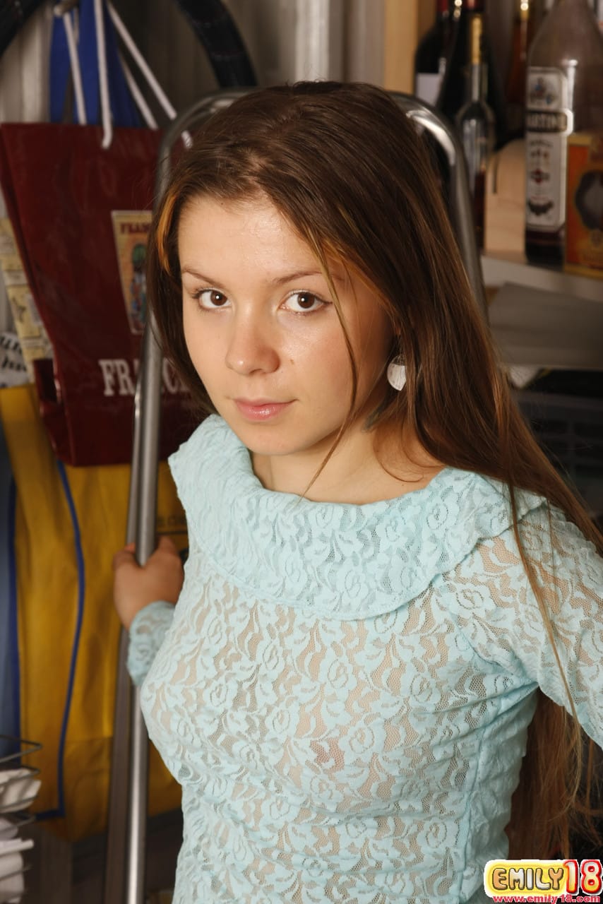 Emily 18 éves modell dögös hátsója és kicsi mellei egy akció közben