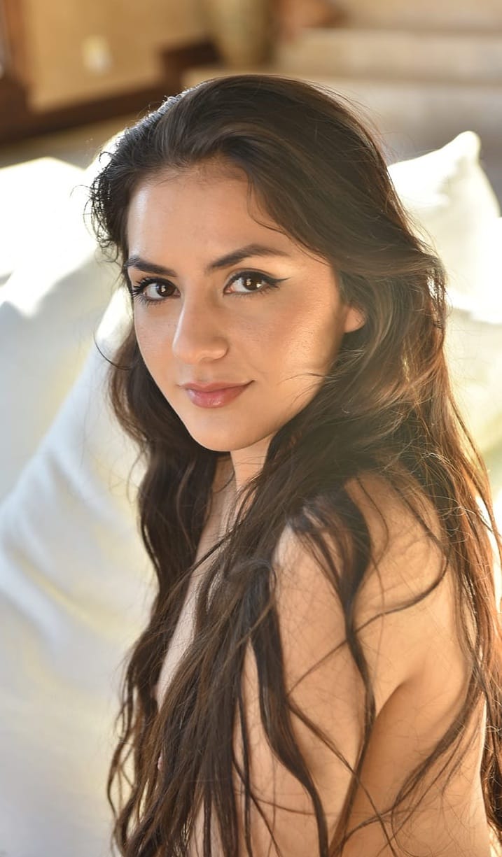 Natalie kényezteti magát, lenyűgöző popsis és anális élményekkel