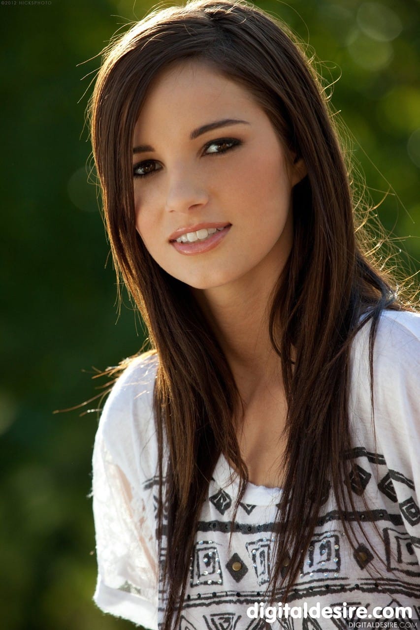 Madison Morgan elbűvölő szépsége a szabadban, 20 izgalmas képen.