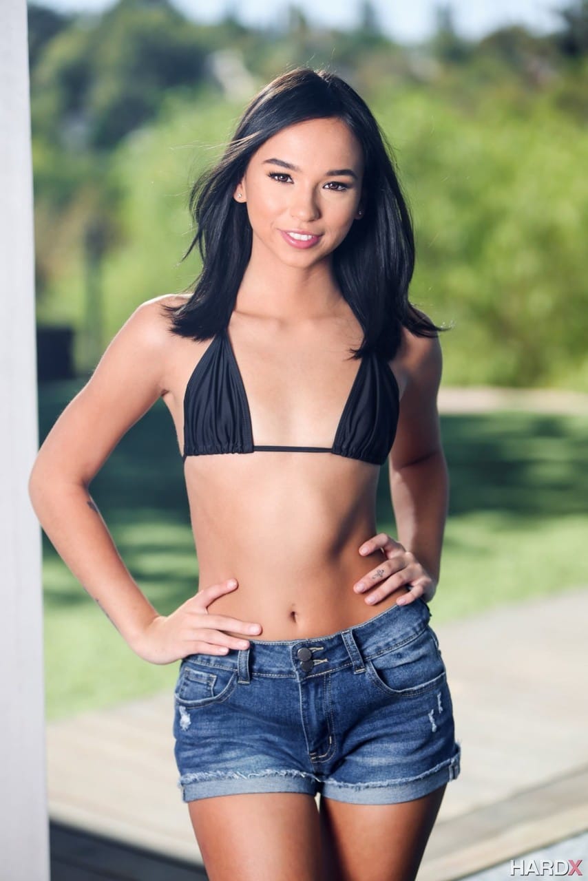 Dakota Tyler bikinijét elveszítve ragyog a képekben, természetes bájával elbűvöl.