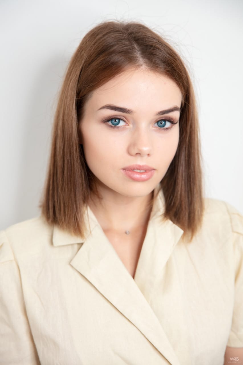 Keira Blue dögös kabátban, felfedve bájos kis bundáját.