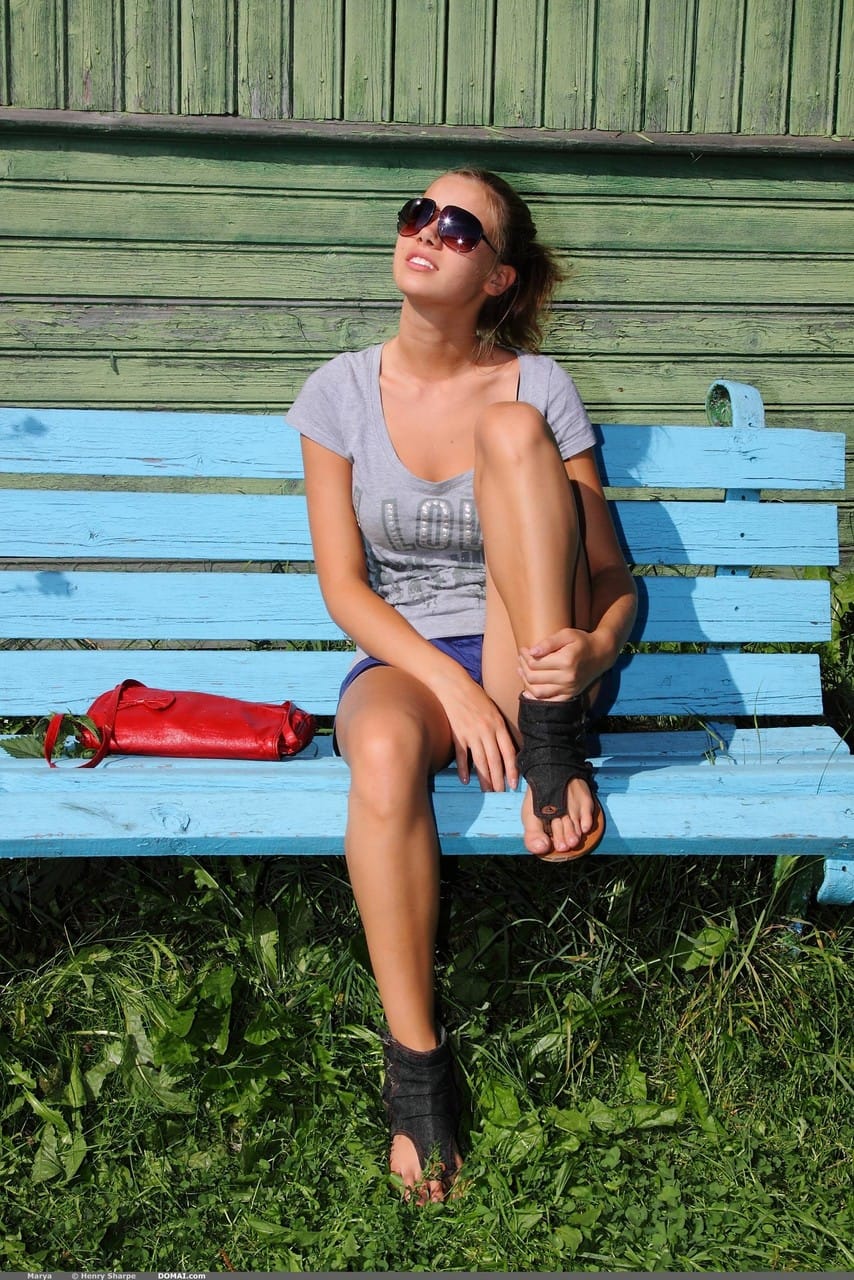 Marya a vízparton, levetkőzik és megmutatja csábító formáit.