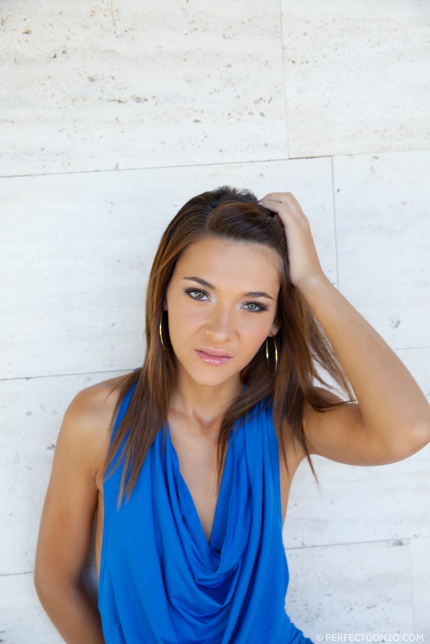 Alexis Brill szexi rövid ruhában, kész egy felejthetetlen pillanatra.