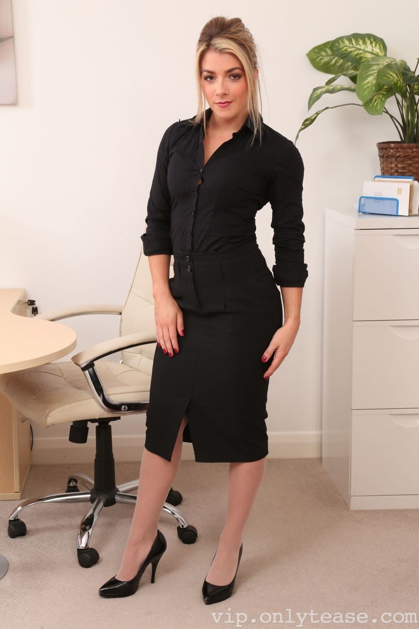 Tillie Tollas elegáns harisnyában az irodai környezetben