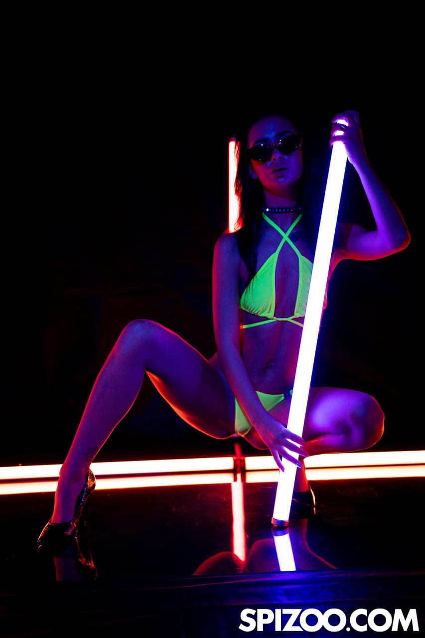 Freya Dee levetkőzik, készen a hátsó behatolásra