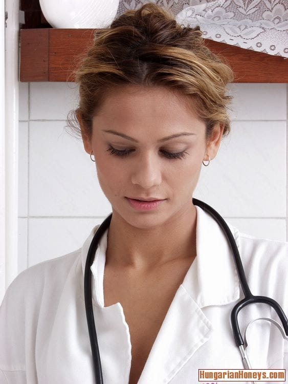 Eva Roberts magyar nővér meztelenül, természetes mellekkel – közelkép