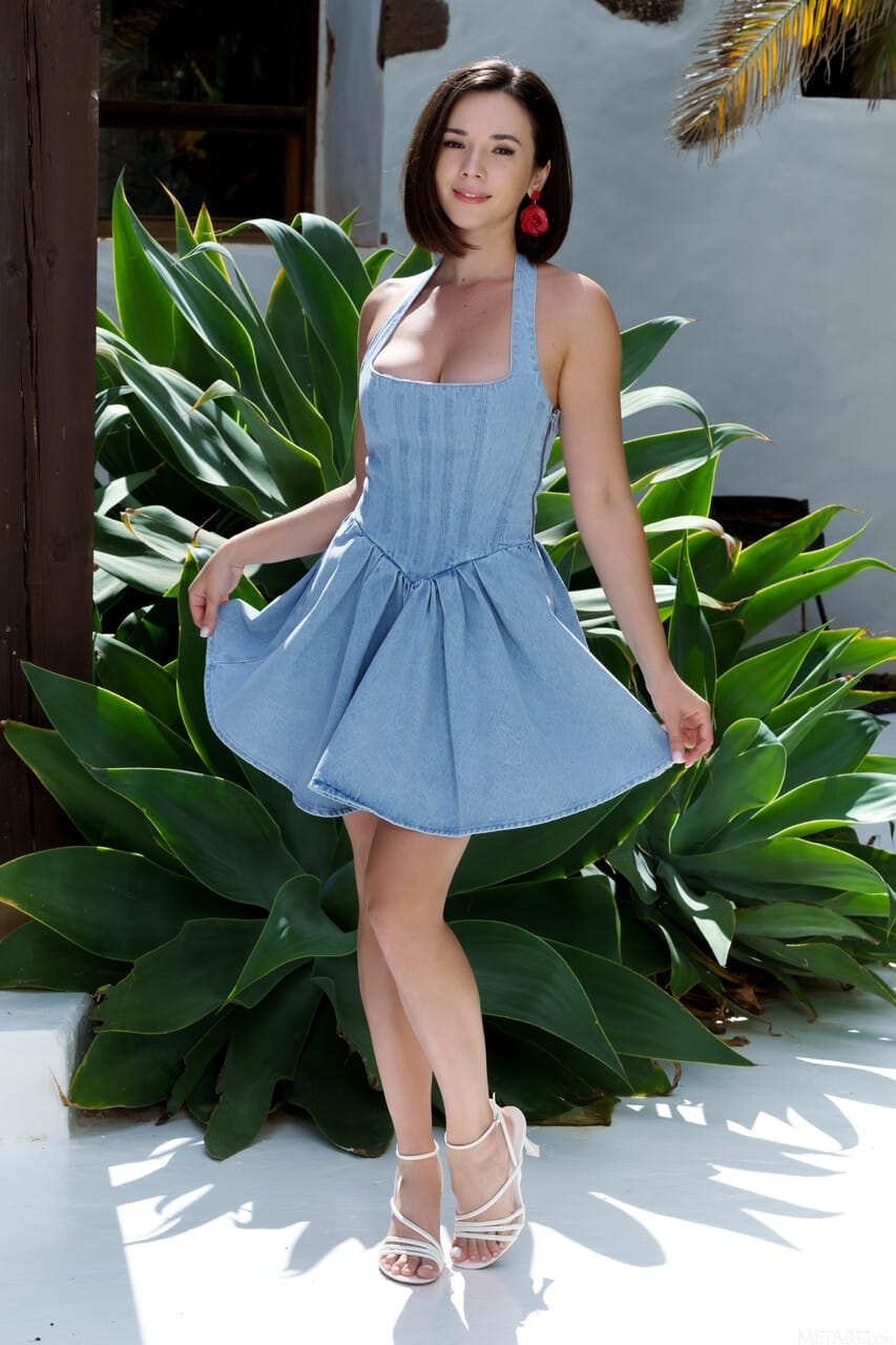 Beautiful teen Eve Sweet poses totally naked in front of tropical plants