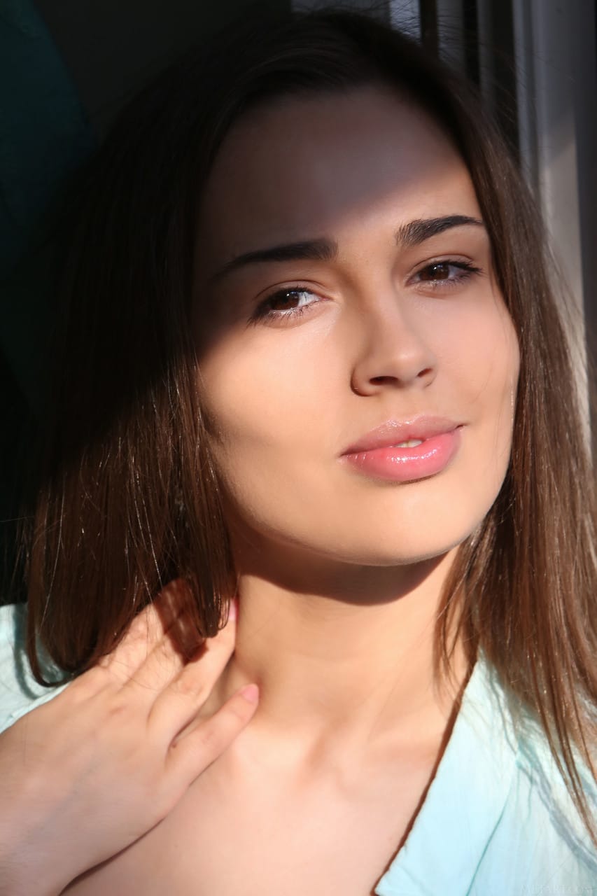 Trista A meztelen Met Art fotógaléria – tini modell szétvetett lábakkal