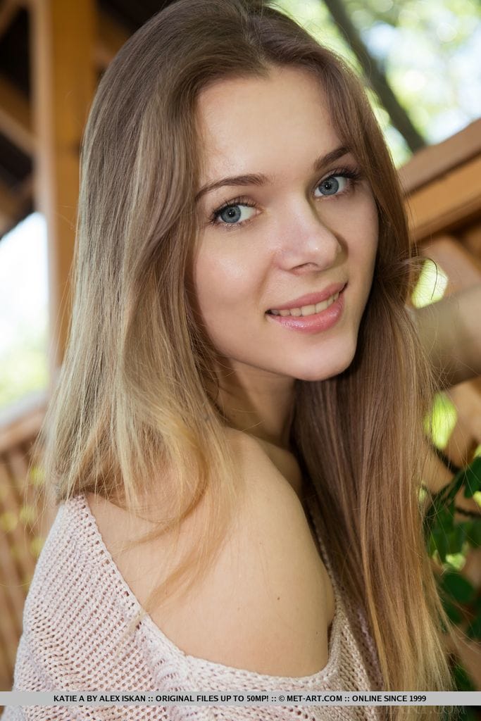 Karissa Diamond fiatal modell Met Art galéria közelről
