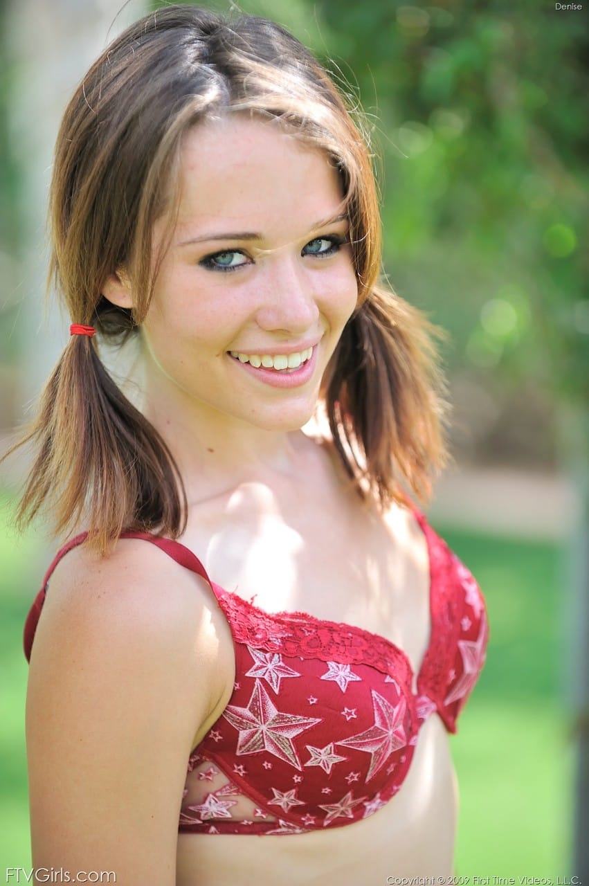 Denise FTV Girls copfos fiatal lány combzokniban kertben