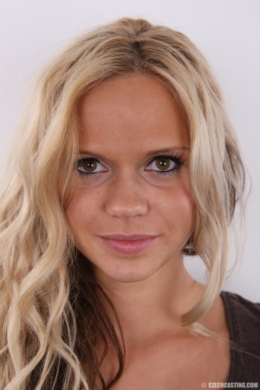 Sarka szőke cseh amatőr casting – vetkőzős fotók