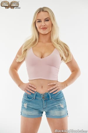 Egy szőke lány, akinek nagy mellei vannak, és formás alakja, megkapja a BBC-től a vágyait