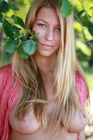 Gyönyörű szőke Yana P megmutatja csodás melleit és pózol a tengerparton