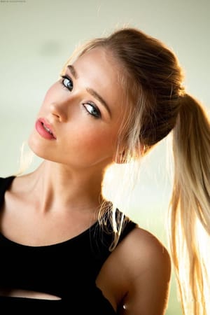 Riley Anne, a vékony lány, megmutatja a kis melleit és szétnyitja a borotvált punciját