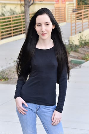 Sovány fiatal Maia kint megmutatja a melleit és szétnyitja a punciját és a seggét