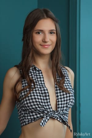 Fiatal, szóló modell, Yanetta, aki csodás alakjával levetkőzve megmutatja a fanszőrzetét