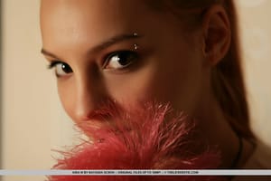 Gyönyörű vörös hajú Kira W provokatívan vetkőzik egy tükör előtt