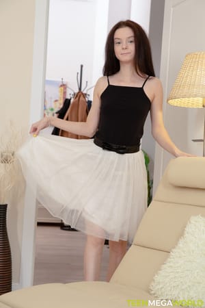 Gyönyörű Kitty Pure-t megcsókolják, mielőtt keményen megdugják