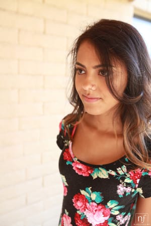 Lindsay Woods, a barna hajú lány, izgalmas kalandba keveredik