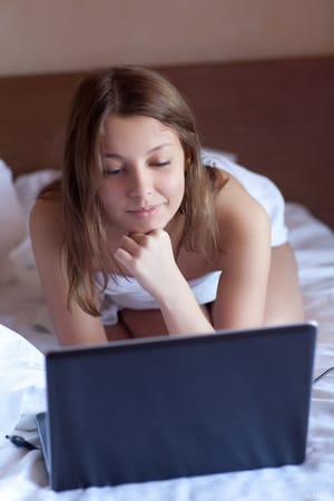 Elbűvölő Nikia a hálószobájában mutatja meg dús mellbimbóit és borotvált intim területét