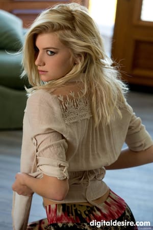 A csodás szőke Arya Fae levetkőzik és megmutatja a testét, a kis melleit és a vonzó fenekét