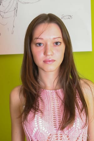 A vékony, 18 éves Alexandra C teljesen meztelenül ül egy széken