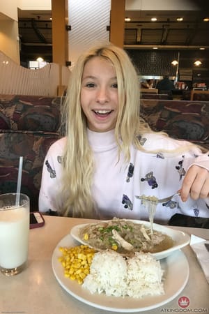 Kenzie Reeves, a vékony tinédzser, megmutatja tökéletes melleit és sima punciját