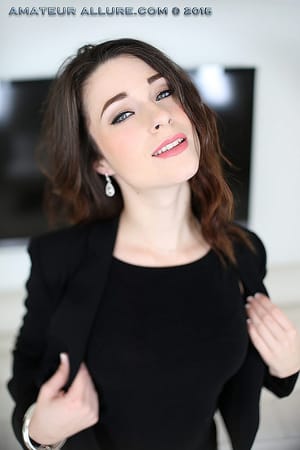 Lacy Channing különleges pillanatai a kamera előtt