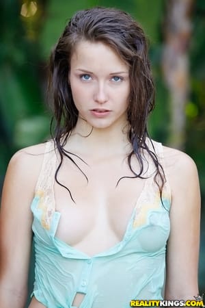 Malena Morgan kicsi melleit és kemény bimbóit mutatja be a szabadban