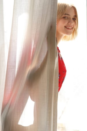 Szőke bájoló Chanel Fenn megmutatja ízletes formáit egy szólóban