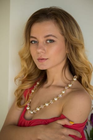 Ragyogó 18 éves Agnes a szex galériában