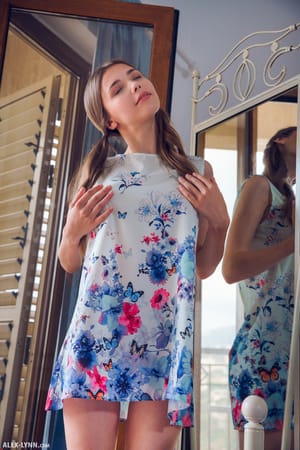 Tinédzser Mila Azul levetkőzik és önkielégítést végez a tükör előtt