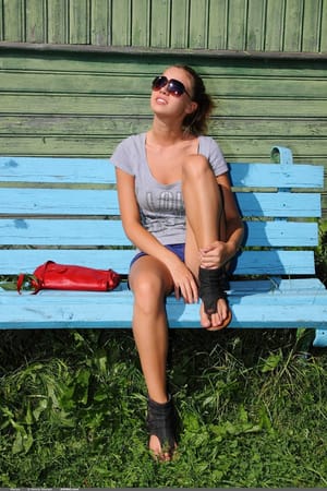 Vékony szépség, Marya, levetkőzik a vízparton és megmutatja csábító testét a napbarnított vonalaival