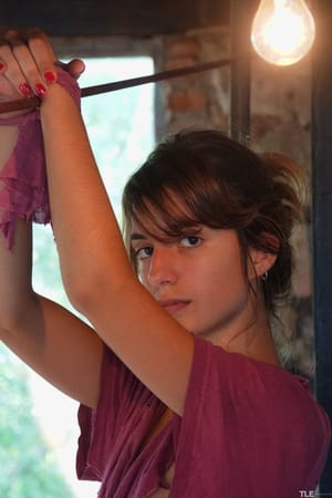 Ursula B lenyűgöző idomai és dús pázsitja