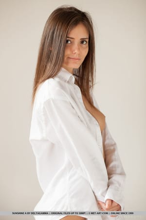 Tinilány, Sunshine A levetkőzik egy férfi ingjéről és pamut bugyijáról