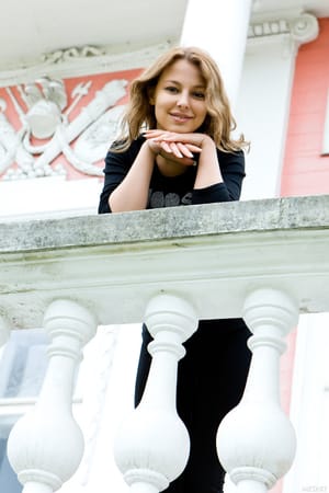 Nikia A fiatal Met Art modell meztelenül pózol magassarkúban