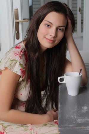 Audrey barna hajú modell borotvált puncival pózol – Met Art galéria