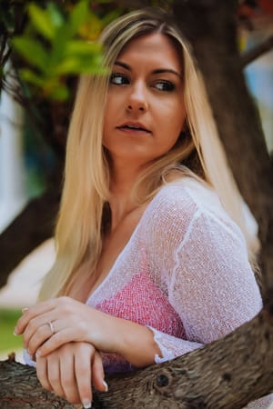 Elle Hunter szőke lány topless a szabadban rövidnadrágban