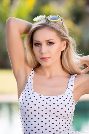 Candice Brielle szőke modell glamúr fotója a medencénél