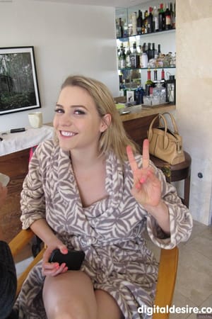 Mia Malkova szőke MILF szexi otthoni fotón mutatja gyönyörű kebleit
