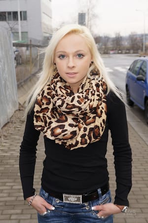 Naomi Nevena szőke modell glamúr fotózáson magas sarkúban