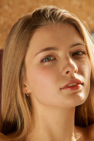Sigrid szőke fiatal modell meztelenül pózol az ágyán