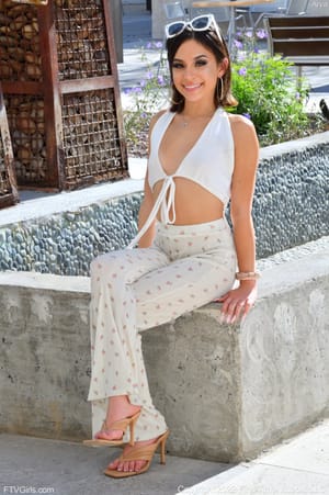 Arya csinos latina modell nyilvános fotózáson